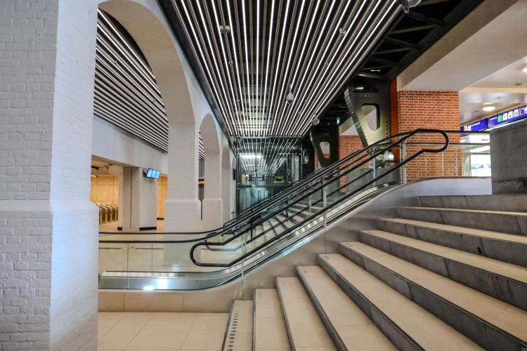 westknoop-amsterdam-centraal-a-een-lichtlijn-die-verder-reikt