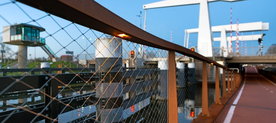 licht-geintegreerd-in-de-brug-image