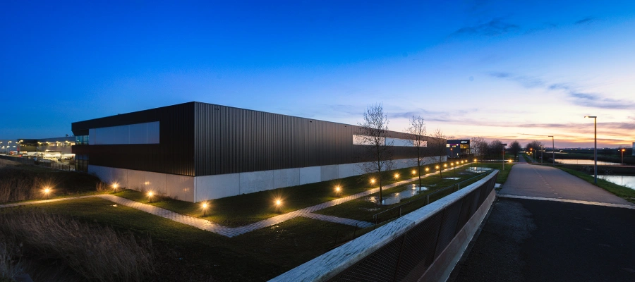 een-brug-die-dag-en-nacht-straalt-image